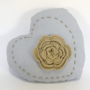 Cojín corazón Flor crochet